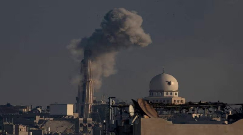 اليوم الـ105 لإبادة غزة: استهداف محيط مستشفى الأمل.. وقصف متواصل لجنوب القطاع